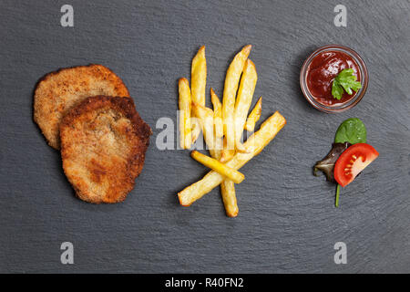 Wiener Schnitzel auf einer Schiefertafel Platte Stockfoto