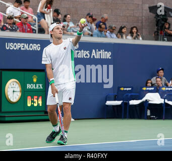 New York, NY - 1. September 2018: Diego Schwartzman von Argentinien dient während der US Open 2018 3.Runde gegen Kei Nishikori Japans in USTA Billie Jean King National Tennis Center Stockfoto