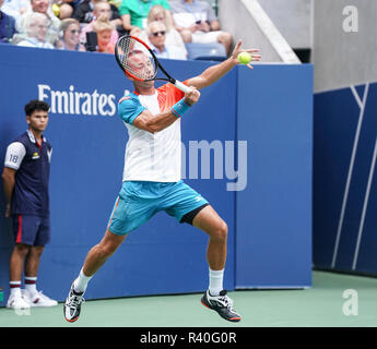 New York, NY - 1. September 2018: Philipp Kohlschreiber Deutschland Versandkosten Kugel während der US Open 2018 3.Runde gegen Alexander Zverev Deutschlands an USTA Billie Jean King National Tennis Center Stockfoto