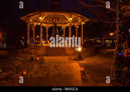 USA, New Mexiko, Socorro, Town Plaza. Weihnachtsbeleuchtung Stockfoto