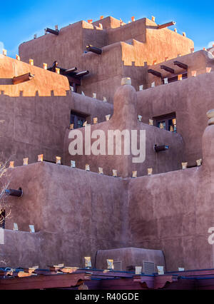 USA, New Mexiko, Sant Fe, Adobe Struktur mit überstehenden vigas Stockfoto