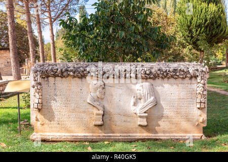 Antike griechische Familie Grab mit Stein relief Schnitzereien in der antiken Stadt Aphrodisias in Kemer Provinz der Türkei eingerichtet. Stockfoto