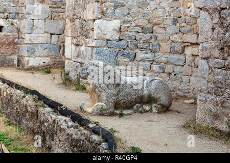 Die Skulptur des Löwen bei den Ruinen von Faustina Bäder im Milet archäologische Stätte in der Provinz Aydin, Türkei. Stockfoto