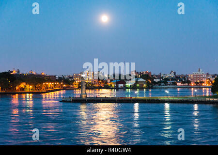 USA, New York. New York City, Manhattan, Upper East Side, John Finley Spaziergang, am East River, 'Super Moon', August Vollmond über den East River rising Stockfoto