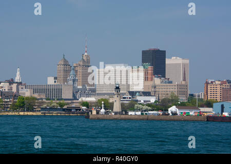 New York, Blick auf den See von Buffalo Skyline der Stadt, mit Leuchtturm. Stockfoto