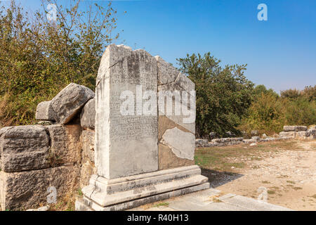 Detail von Marmor Spalte mit der alten griechischen Schrift und Sockel an der historischen archäologische Ausgrabungen in Milet in der Provinz Aydin, Türkei. Stockfoto