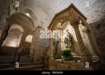 Innenraum des Santuario di San Michele Arcangelo, Monte Sant'Angelo, Italien, Europa. Stockfoto