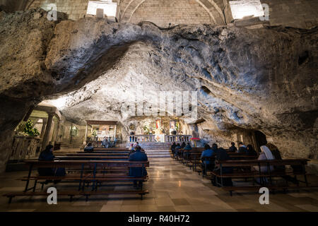 Innenraum des Santuario di San Michele Arcangelo, Monte Sant'Angelo, Italien, Europa. Stockfoto