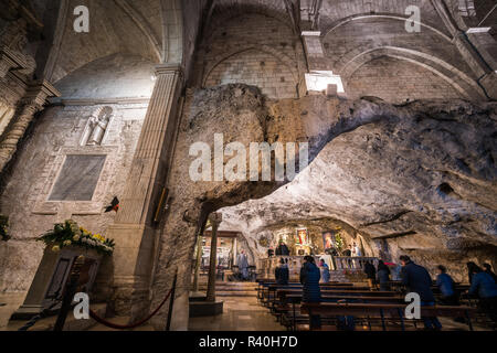 Innenraum des Santuario di San Michele Arcangelo, Monte Sant'Angelo, Italien, Europa. Stockfoto