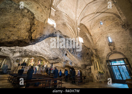 Innenraum des Santuario di San Michele Arcangelo, Monte Sant'Angelo, Italien, Europa. Stockfoto