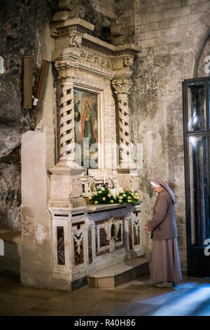 Innenraum des Santuario di San Michele Arcangelo, Monte Sant'Angelo, Italien, Europa. Stockfoto