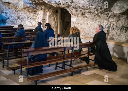 Innenraum des Santuario di San Michele Arcangelo, Monte Sant'Angelo, Italien, Europa. Stockfoto