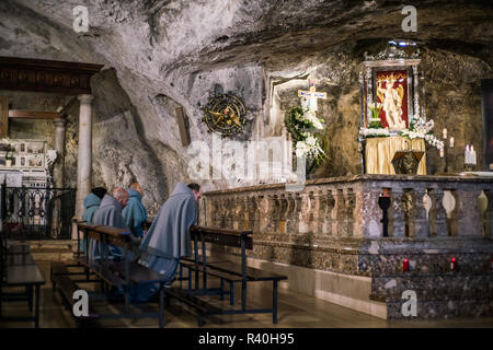 Innenraum des Santuario di San Michele Arcangelo, Monte Sant'Angelo, Italien, Europa. Stockfoto