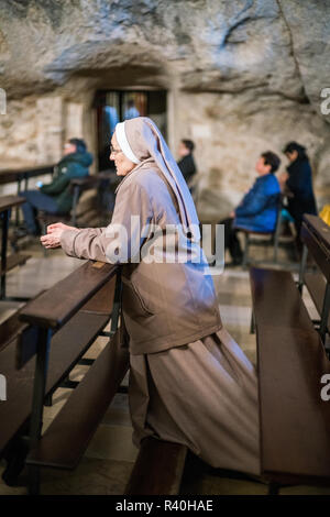 Innenraum des Santuario di San Michele Arcangelo, Monte Sant'Angelo, Italien, Europa. Stockfoto