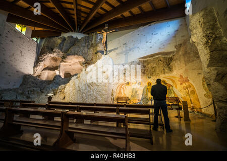 Innenraum des Santuario di San Michele Arcangelo, Monte Sant'Angelo, Italien, Europa. Stockfoto