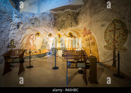 Innenraum des Santuario di San Michele Arcangelo, Monte Sant'Angelo, Italien, Europa. Stockfoto