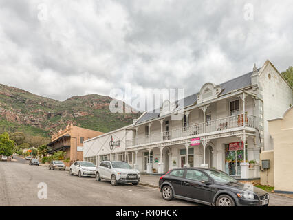 PIKETBERG, SÜDAFRIKA, 22. AUGUST 2018: eine Straße, Szene, mit historischen Gebäuden, Unternehmen und Fahrzeuge, Piketberg im Swartland Region. Stockfoto