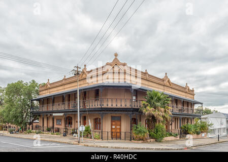 PIKETBERG, SÜDAFRIKA, 22. AUGUST 2018: eine Straße, Szene, mit einem historischen Hotel, Piketberg im Swartland Region der Provinz Western Cape Stockfoto