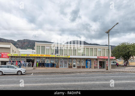 PIKETBERG, SÜDAFRIKA, 22. AUGUST 2018: eine Straße, Szene, mit Unternehmen, Fahrzeuge und Personen, Piketberg im Swartland Region des Westlichen Ca Stockfoto
