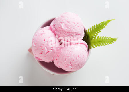 Ansicht von oben rosa Eis in der Schüssel Stockfoto