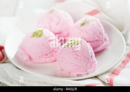 Close up Erdbeereis auf Platte Stockfoto