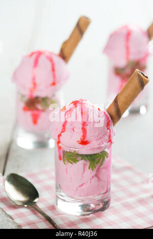 Tassen rosa Eis Stockfoto