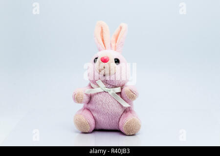 Witzig gestrickt Kaninchen Spielzeug auf weißem Hintergrund Stockfoto