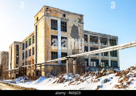 Alten, verlassenen und zerstörten Gebäude im sonnigen Wintertag Stockfoto