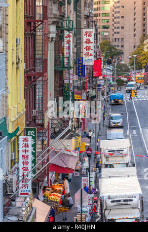 USA, New York City, Manhattan, Chinatown Straße, Erhöhte Ansicht Stockfoto