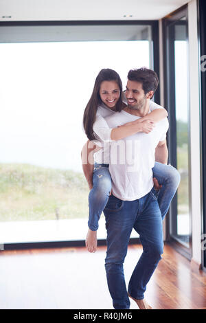 glückliche junge romantische Paar Spaß und Entspannung zu Hause Stockfoto