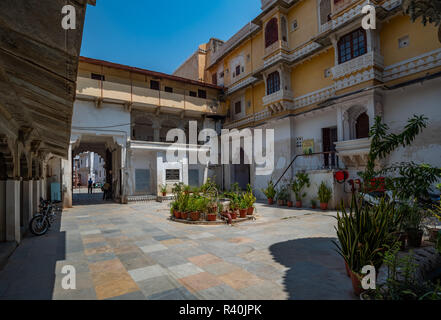 Blick auf eine reich verzierte Rajasthani Schlosshof in Bagore-ki-Haveli, Udaipur, Indien Stockfoto