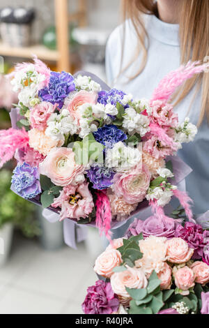 Europäische Blumen Shop. Zwei Bouquet von schönen Gemischte Blumen in der Frau die Hand. Sehr schöner Garten Blumen in der Anordnung, die Arbeit von einem professionellen Floristen. Stockfoto