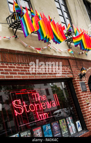 USA, New York City, Manhattan, Greenwich Village, Rainbow flags außerhalb des Stonewall Inn, dem Geburtsort von uns homosexuelle Befreiung Stockfoto