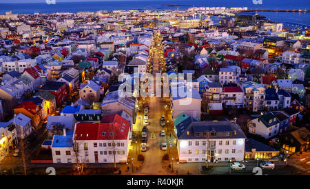 Die Sonne geht über dem Norden von Reykjavik auf und vom Turm der Hallgrímskirkja Kirche aus blickt man auf die Straßen der Stadt Stockfoto