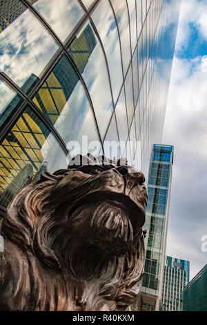 Zwei große bronzene Löwen außerhalb der HSBC Bank UK Hauptsitz in Kanada, London Stockfoto