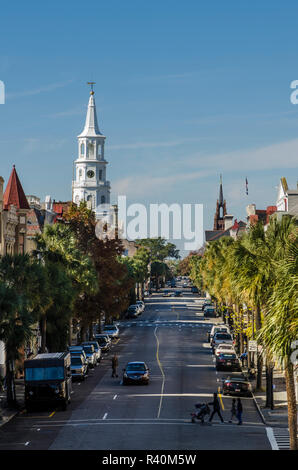 St. Michael's Episcopal Church auf der Broad Street aus dem Fenster des alten Exchange und Propst Dungeon Museum, Charleston, South Carolina. Stockfoto