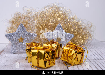 Weihnachten Hintergrund mit Engel goldenen Haare auf rustikalem Holz Stockfoto
