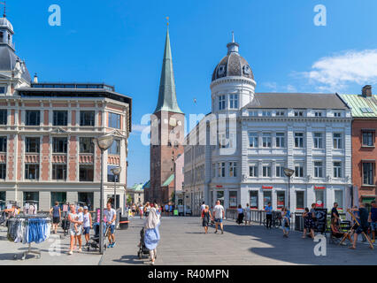 Geschäfte über Sankt Clemens Torv Blick in Richtung der Kathedrale spire Aarhus, Aarhus, Dänemark Stockfoto