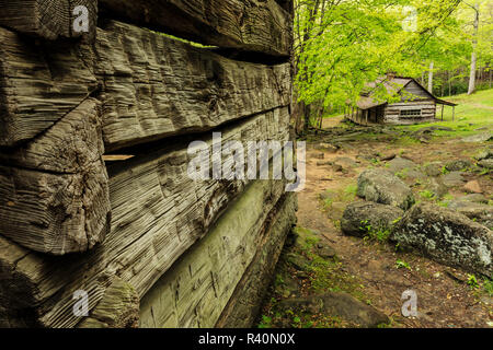 Noah "Bud" Ogle Scheune und Kabine, Roaring Fork Motor Nature Trail, Great Smoky Mountains National Park, Tennessee Stockfoto