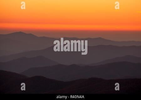 USA, Tennessee, Great Smoky Mountain National Park, Sonnenuntergang hinter Schichten der Berge bei Clingman's Dome. Stockfoto