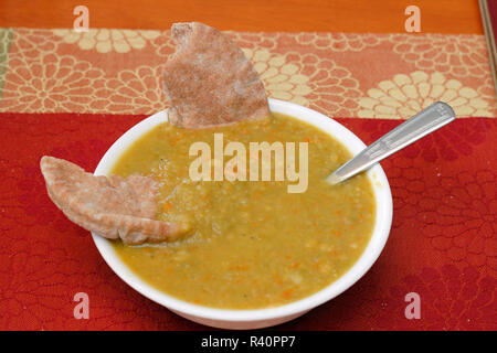 Schale hausgemachter Split Pea Soup Stockfoto