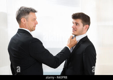 Wütend Geschäftsmann Holding junge Unternehmer Riegel Stockfoto