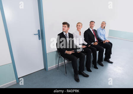 Bewerber sitzen auf Stuhl im Büro Stockfoto