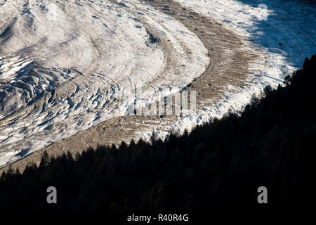 Abstrakte Detail der Aletschgletscher übersicht Mittelmoränen im Eis Masse, im Gegensatz zu den Wälder im Tal der Schatten. Der Aletschgletscher (Deutsch Stockfoto