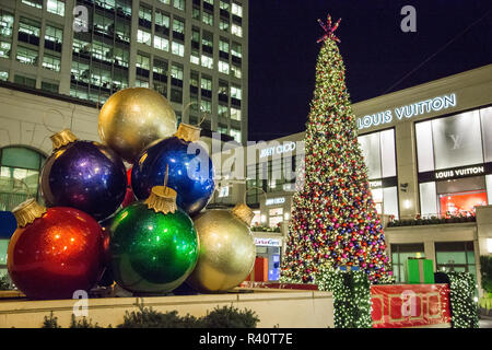USA, Washington State, Bellevue. Urlaub Dekorationen in Downtown Shopping Bezirk einschließlich riesige Ornamente. Stockfoto