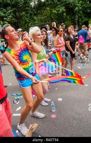 USA, Washington, Seattle. Seattle Gay Pride Parade, 28. Juni 2015. Zuschauer mit Regenbogenfahnen. Stockfoto