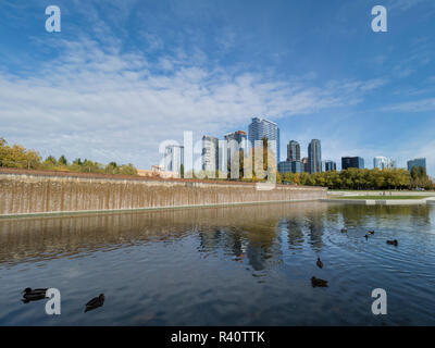 USA, Washington State, Bellevue. Downtown Park und Skyline. Stockfoto