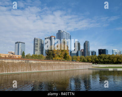 USA, Washington State, Bellevue. Downtown Park und Skyline. Stockfoto