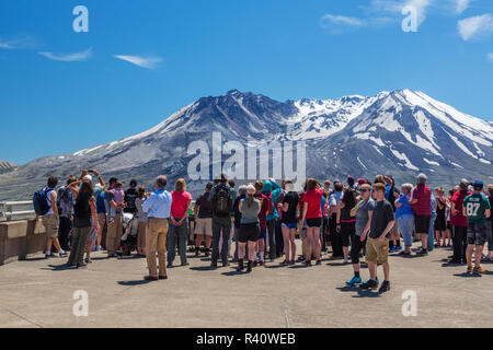 Staat Washington, Mount Saint Helens National Volcanic Monument, Touristen anzeigen Der Verletzung und Lava Dome, am Johnston Ridge Observatorium Stockfoto