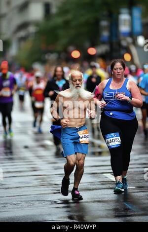 Chicago, Illinois, USA. Vielfalt und Verschiedenheit der Teilnehmer auf dem Display an der State Street während des Chicago Marathon 2018. Stockfoto